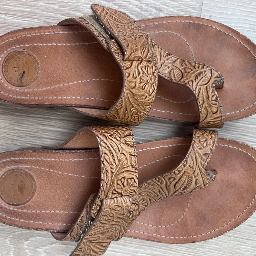 NUTURE Floral Embossed Tan Sandals SIZE 7
Adjustable - Picture 2 of 4